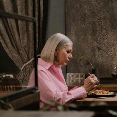 donna anziana a cena