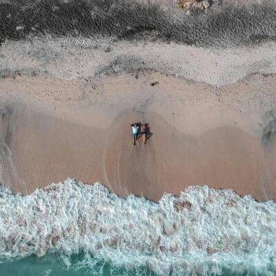 coppia sulla spiaggia