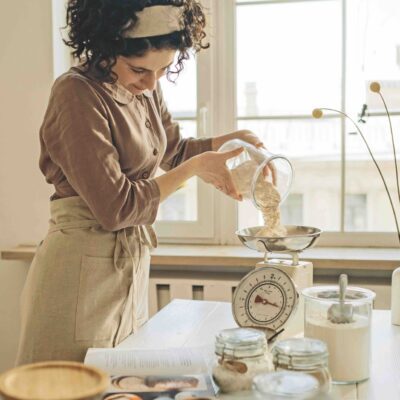 una ragazza prepara un dolce con rum e cannella