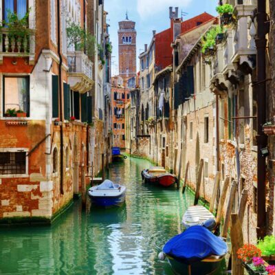 Dimenticare la fretta, seguire il ritmo dell’acqua e svegliarsi ogni giorno in un paesaggio diverso: dalle lagune venete ai castelli francesi, fino alle Highlands scozzesi, l’houseboat trasforma la navigazione in un’esperienza sorprendente