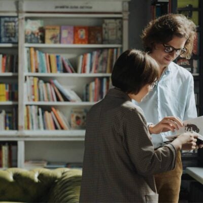 amore romantico: due ragazzi leggono insieme un libro