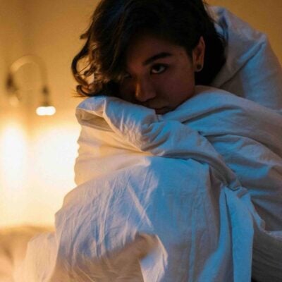 ansia: una donna a letto non riesce a dormire