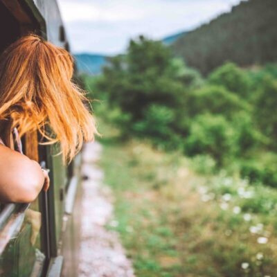 ragazza dai capelli rossi che guarda fuori dal finestrino