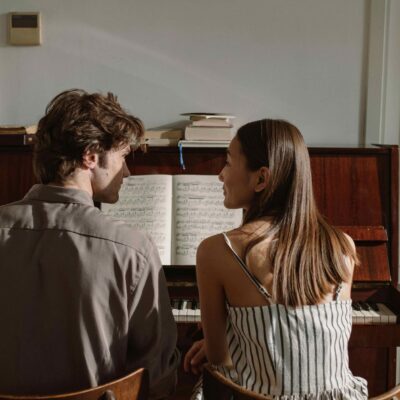serenata: un ragazzo suona e canta per la ragazza che ama