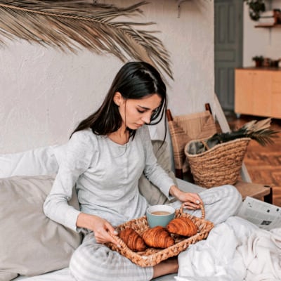 ragazza con disturbi alimentari che fa colazione a letto