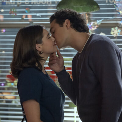 Ella Bright e Belmont Cameli in una scena della serie Off Campus