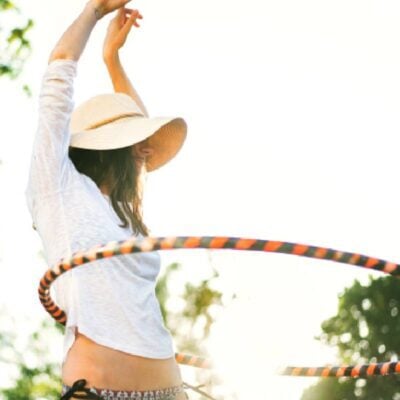 Donna con hula hoop