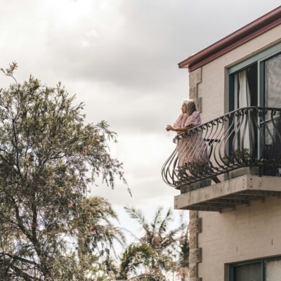 Donna sul balcone di casa