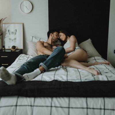 Quando lo psicologo s'innamora: un uomo e una donna si baciano a letto