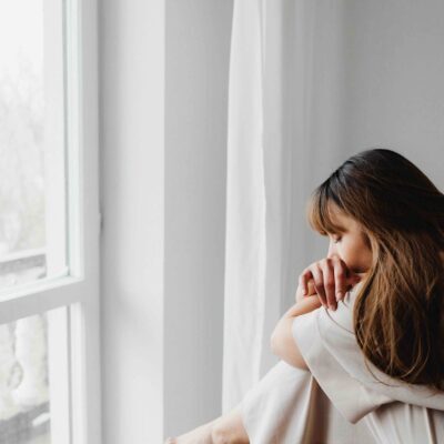 Endometriosi e maternità: una donna triste davanti alla finestra