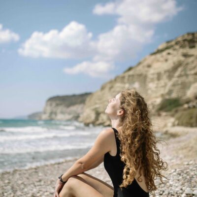 donna con capelli mossi