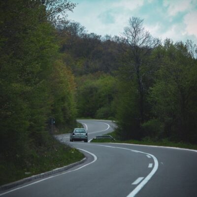 macchina su strada tra le montagne