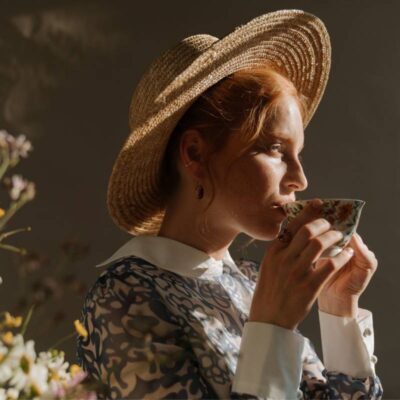 donna che beve tisana