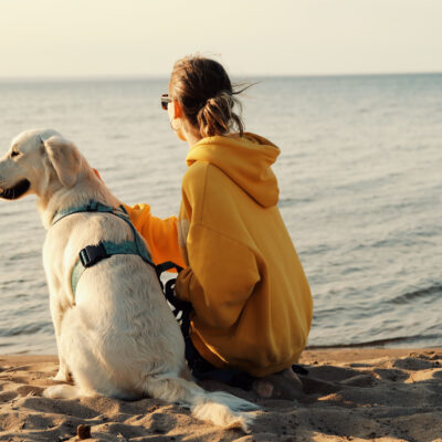 Una donna cieca con il suo cane guida