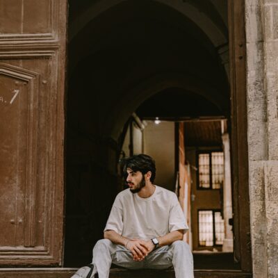 Una giovane uomo sotto casa.