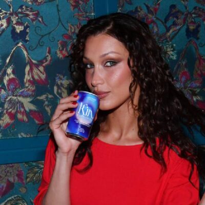 la modella americana bella hadid in un locale mentre beve una bevanda analcolica