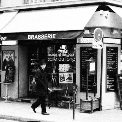 caffè ad angolo di parigi in bianco e nero