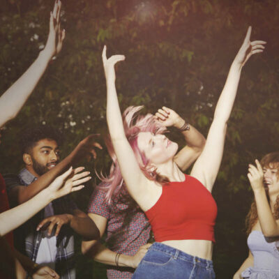Ragazzi che ballano a una festa