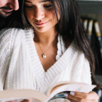 Una coppia che legge un libro