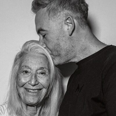 Nipote che bacia nonna sulla testa