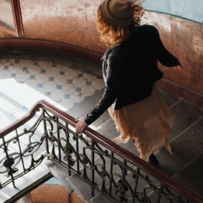 Ragazza che corre giù dalle scale
