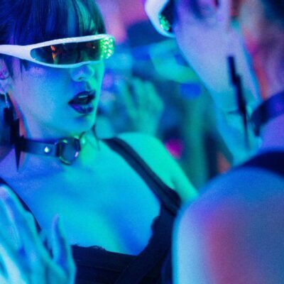 Ragazza che si specchia
