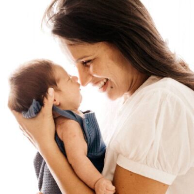 mamma che tiene in braccio un bambino